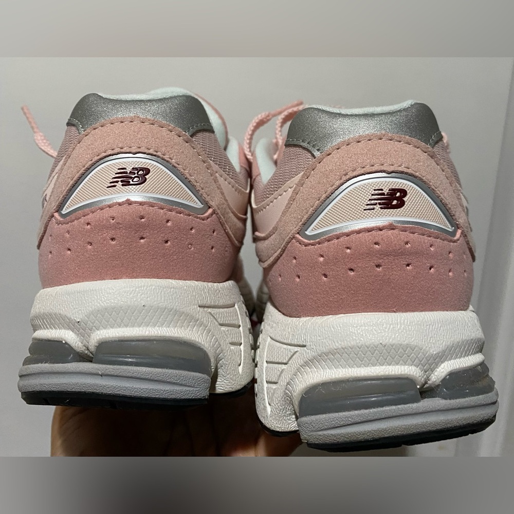 NEW BALANCE Quartz Pink Sneakers (New Balance 2002R) 6Y/7.5 Women's - Picture 8 of 9